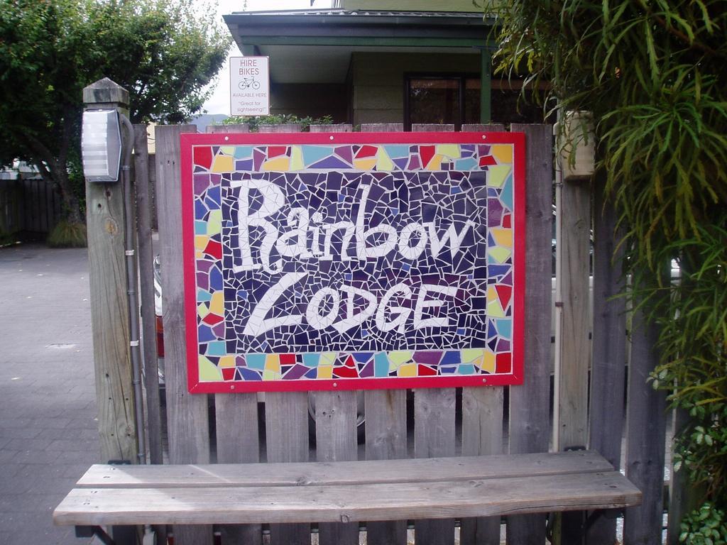 Rainbow Lodge Backpackers 타우포 호 외부 사진